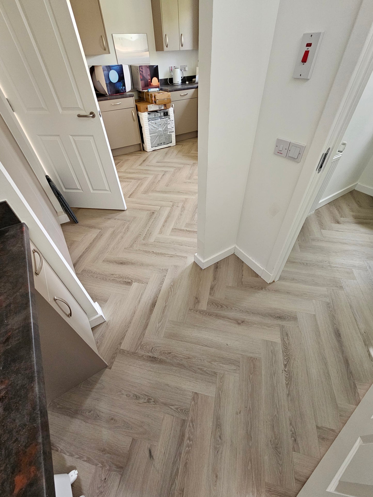 Hollywell Cream 7.0mm Herringbone Waterproof Click Vinyl